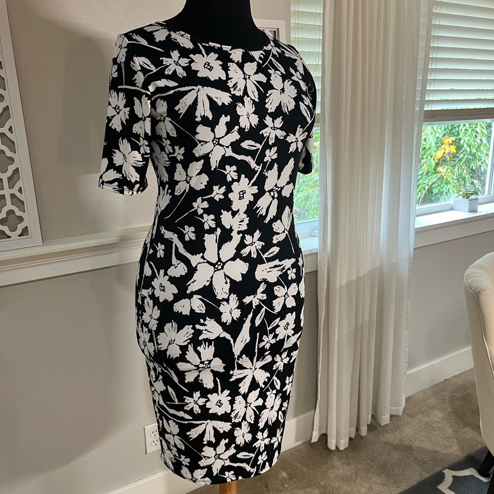 Black and White Floral Pattern Dress - Picture 2 of 7